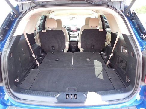 Certified 2022 Ford Explorer XLT w/ Equipment Group 202A image 9