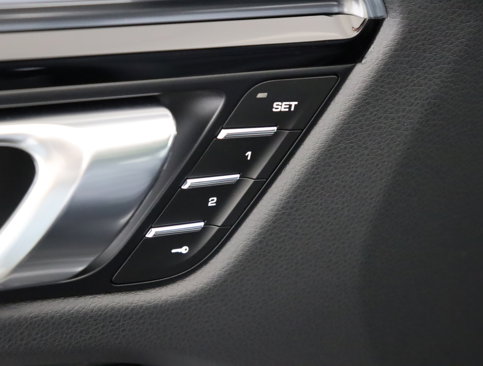 Used 2025 Porsche Macan image 25