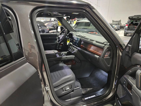 Used 2025 Land Rover Defender 110 image 59