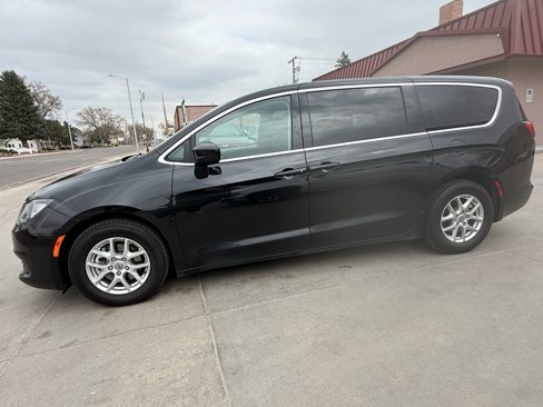 Used 2022 Chrysler Voyager LX image 3