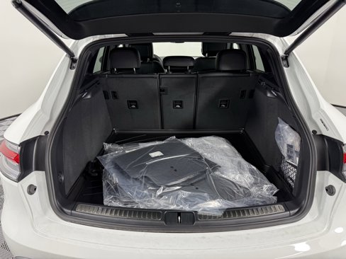 Certified 2025 Porsche Macan image 14