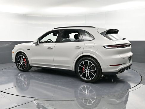 New 2025 Porsche Cayenne Turbo image 3