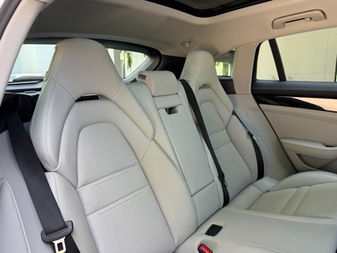 Used 2023 Porsche Panamera 4 w/ Premium Package image 35