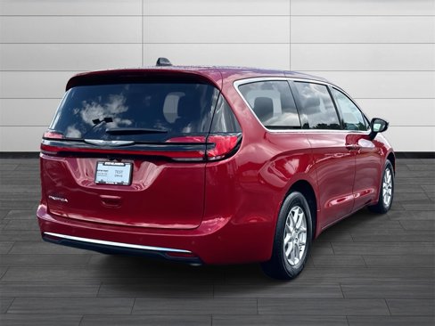 New 2026 Chrysler Pacifica Select image 4