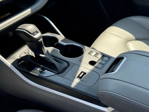 Certified 2024 Toyota Highlander XLE image 18