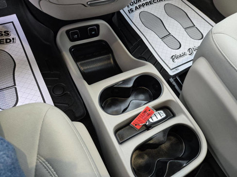 Used 2017 Chrysler Pacifica Touring image 16