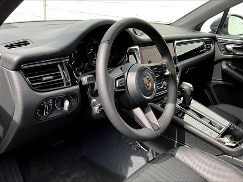 New 2026 Porsche Macan image 4
