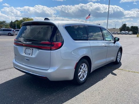 Used 2024 Chrysler Pacifica Touring-L image 3