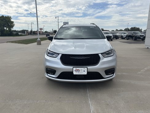 New 2026 Chrysler Pacifica Limited image 3