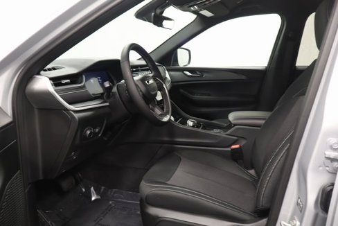 New 2025 Jeep Grand Cherokee Laredo image 10