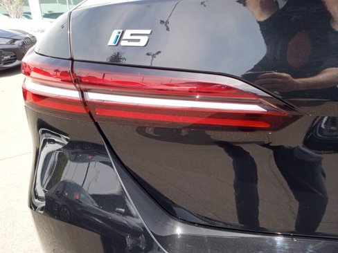 Used 2024 BMW i5 eDrive40i w/ Premium Package image 10