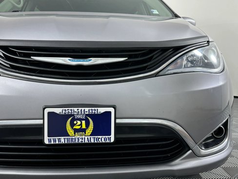 Used 2017 Chrysler Pacifica Premium image 5
