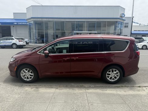 Used 2023 Chrysler Pacifica Touring-L image 2