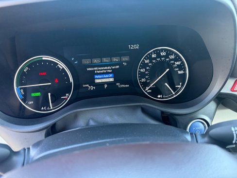 Used 2024 Toyota Sienna Platinum image 9