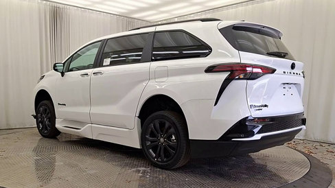 Used 2025 Toyota Sienna XSE image 6