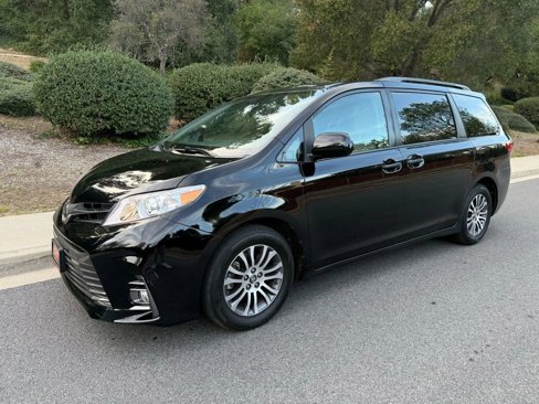 Used 2020 Toyota Sienna XLE image 1