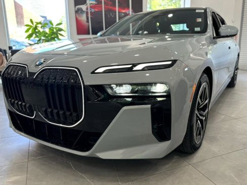 Used 2024 BMW 760i xDrive w/ Premium Package 2 image 4