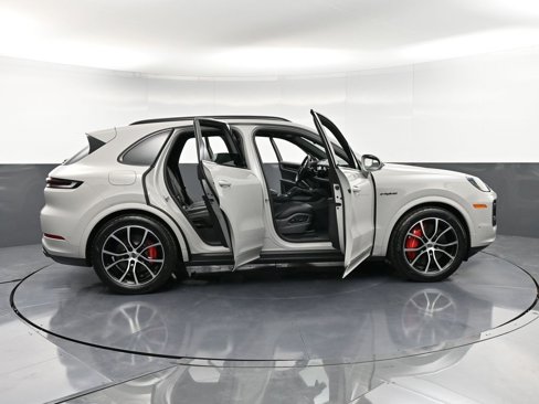 New 2025 Porsche Cayenne Turbo image 36