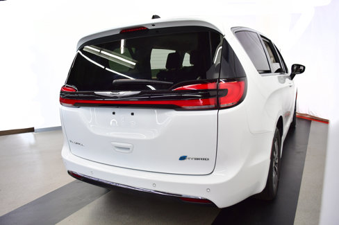 Used 2024 Chrysler Pacifica Limited image 8
