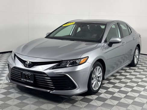 Used 2022 Toyota Camry LE image 11
