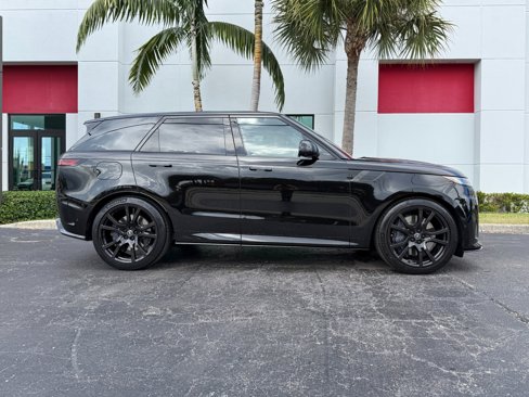 Used 2024 Land Rover Range Rover Sport image 3