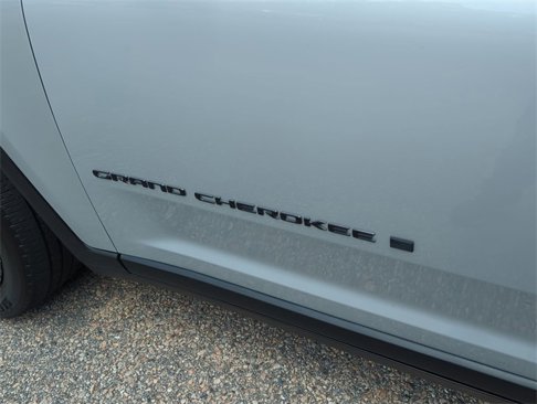 Used 2023 Jeep Grand Cherokee Altitude image 31
