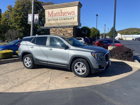 Used 2024 GMC Terrain SLE image 1