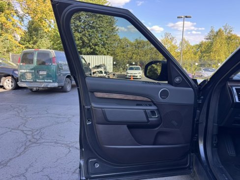 Used 2018 Land Rover Discovery HSE image 5