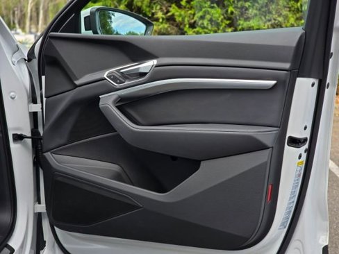 Used 2022 Audi e-tron Premium w/ Convenience Plus Package image 27