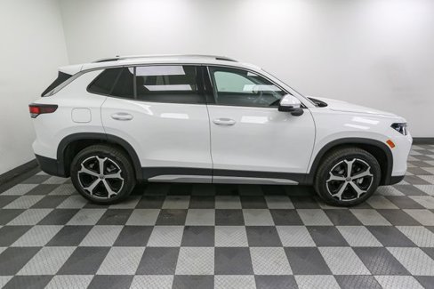 New 2025 Volkswagen Tiguan SE image 8