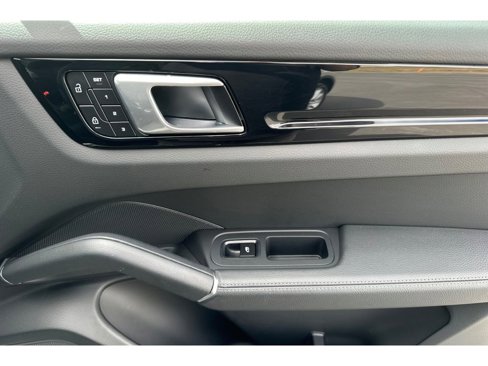 Used 2022 Porsche Cayenne image 20