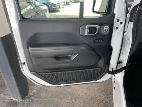 Used 2025 Jeep Wrangler Sahara image 20