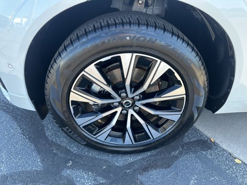 Certified 2025 Volvo XC60 B5 Plus image 9