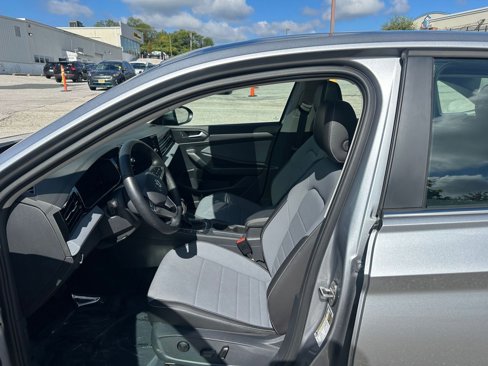 Used 2025 Volkswagen Jetta SE image 25