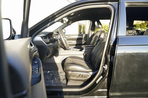 Used 2023 Jeep Grand Cherokee L Laredo image 17