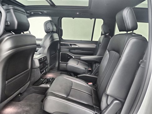 New 2025 Jeep Wagoneer Series III image 32