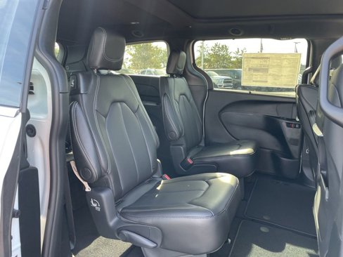 New 2026 Chrysler Pacifica Select image 35