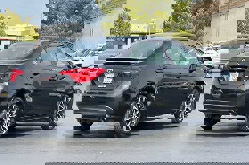 Used 2018 Toyota Corolla SE image 2