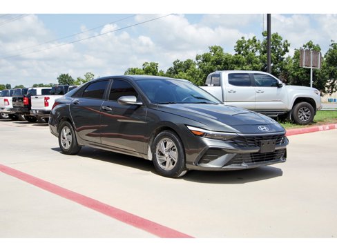 Used 2024 Hyundai Elantra SE image 2