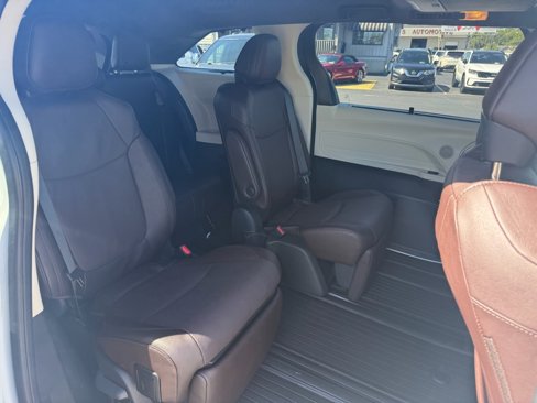 Used 2024 Toyota Sienna Platinum image 12