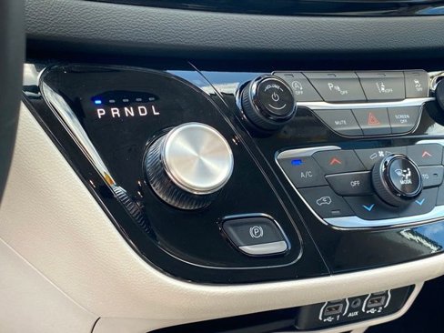 Used 2024 Chrysler Pacifica Touring-L image 12