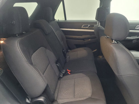 Used 2017 Ford Explorer XLT image 19