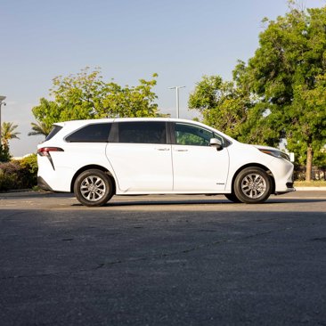 Used 2021 Toyota Sienna LE image 8