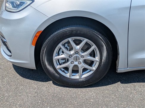 Used 2024 Chrysler Pacifica Touring-L image 10