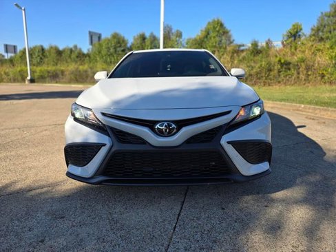 Used 2024 Toyota Camry SE image 2