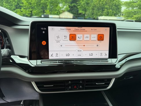 New 2025 Volkswagen Atlas Peak Edition SE image 18