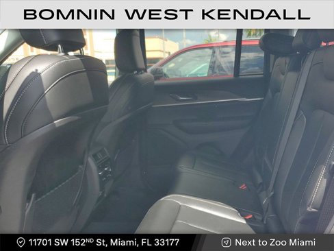 Used 2025 Jeep Grand Cherokee Limited w/ Black Appearance Package image 9