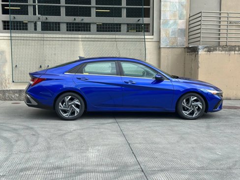 Used 2025 Hyundai Elantra SEL image 2