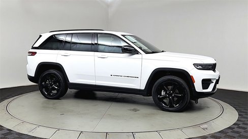 Used 2022 Jeep Grand Cherokee Altitude image 1