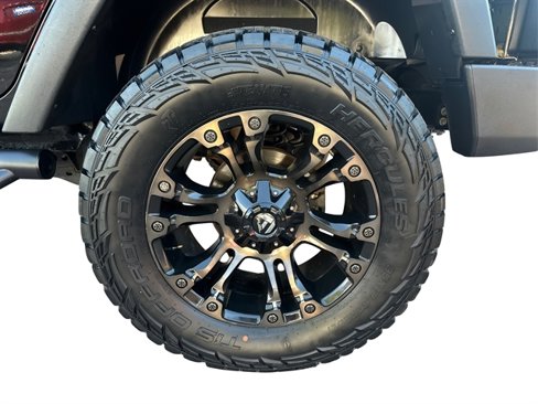 Used 2017 Jeep Wrangler Unlimited Rubicon w/ Connectivity Group image 18